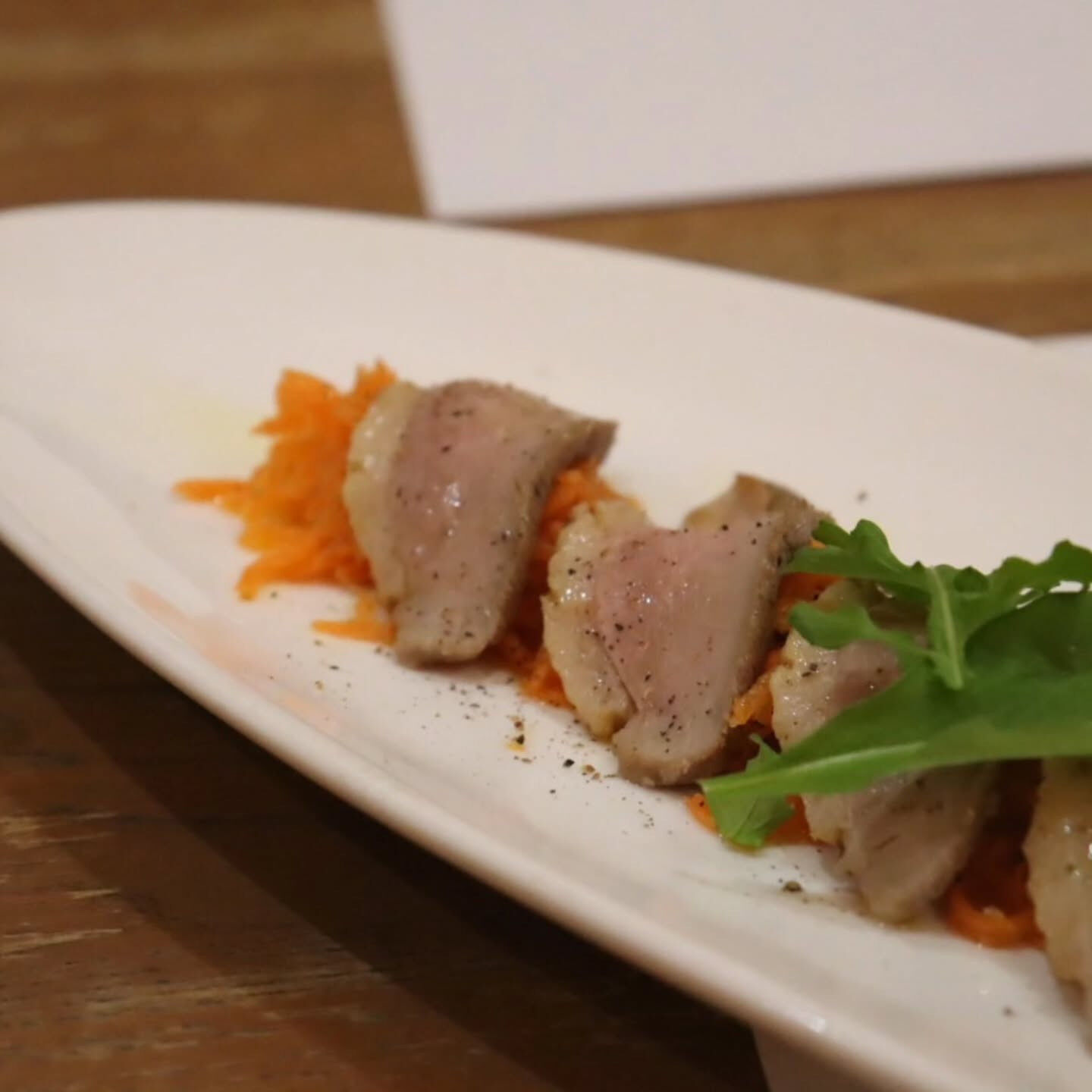 🍽️「カモのグリルと人参のサラダ」なんて最高のコンビネーショ