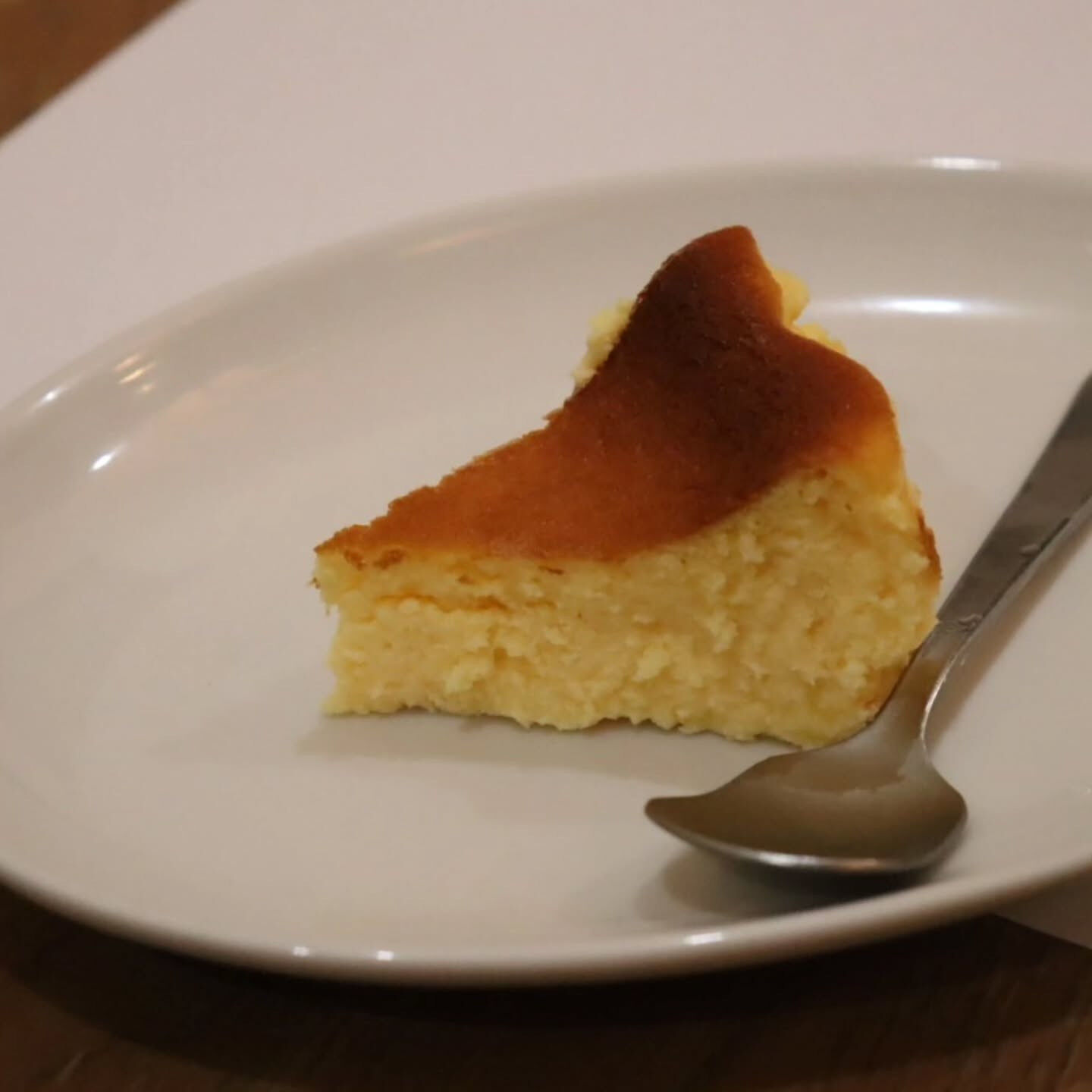 バスクチーズケーキは、まさに口の中でとろけるような至福のスイ