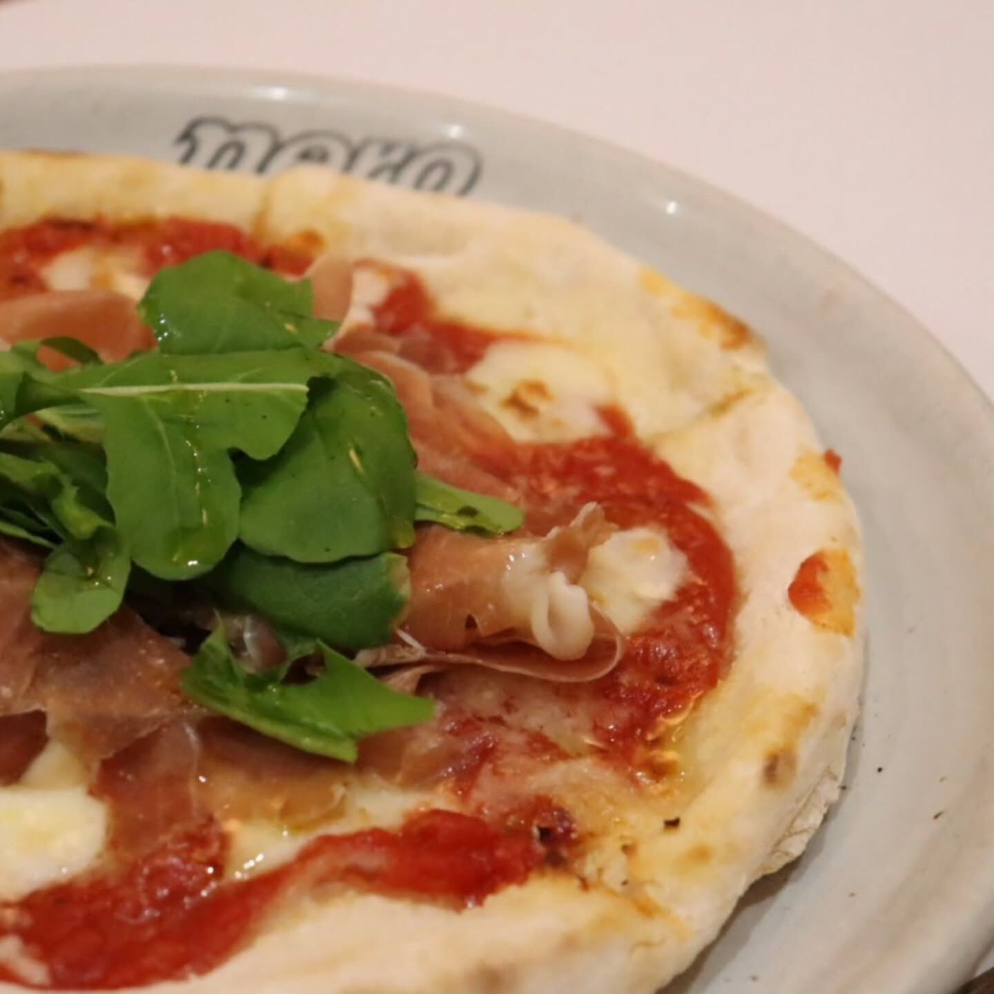 今日は、生ハムとルッコラのピッツァの魅力に迫ります！🍕✨ こ