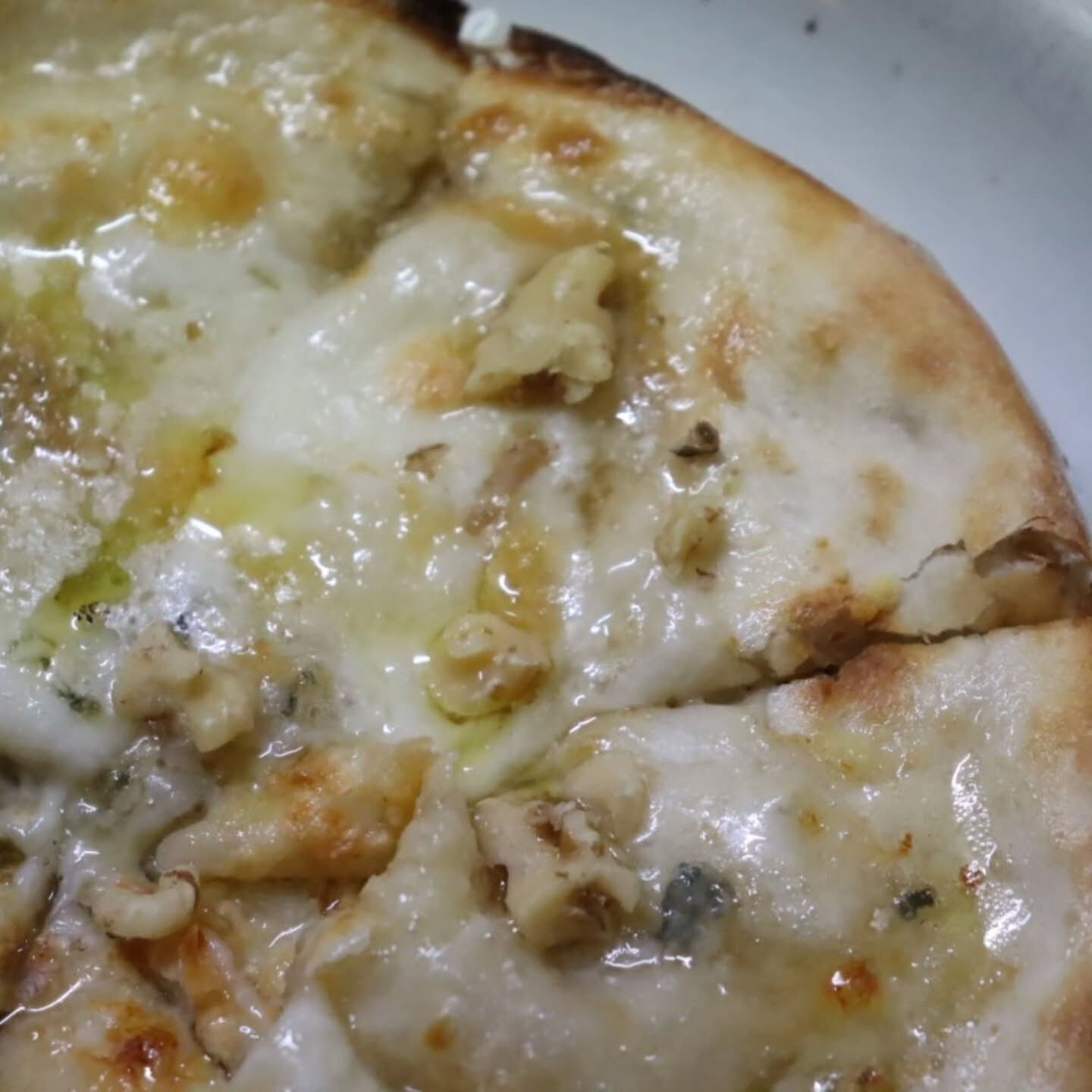 🍕🍯ゴルゴンゾーラのピザにはちみつとクルミがのってるなんて、