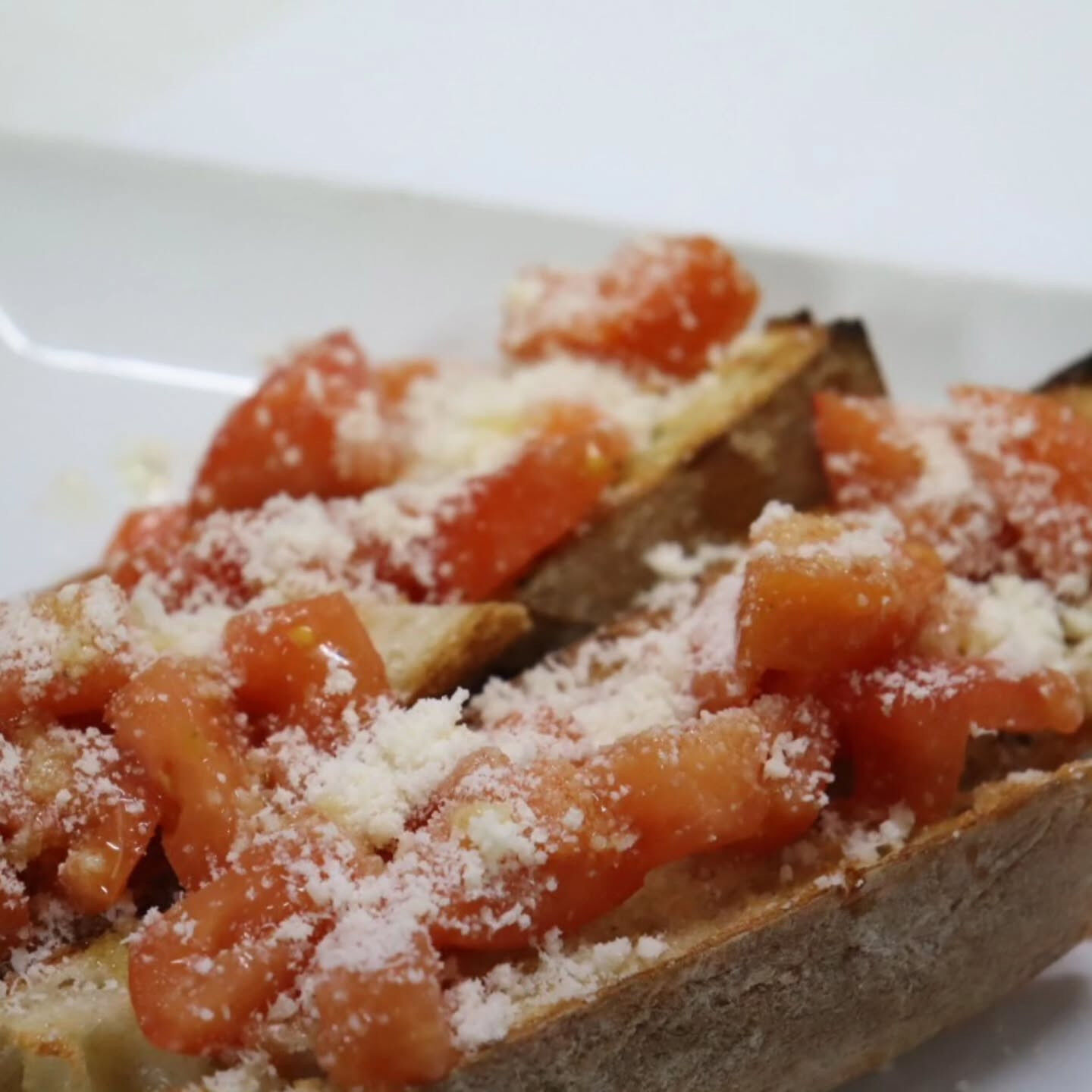 🍅 おしゃれな前菜「ブルスケッタ」！トマト好きにはたまらない