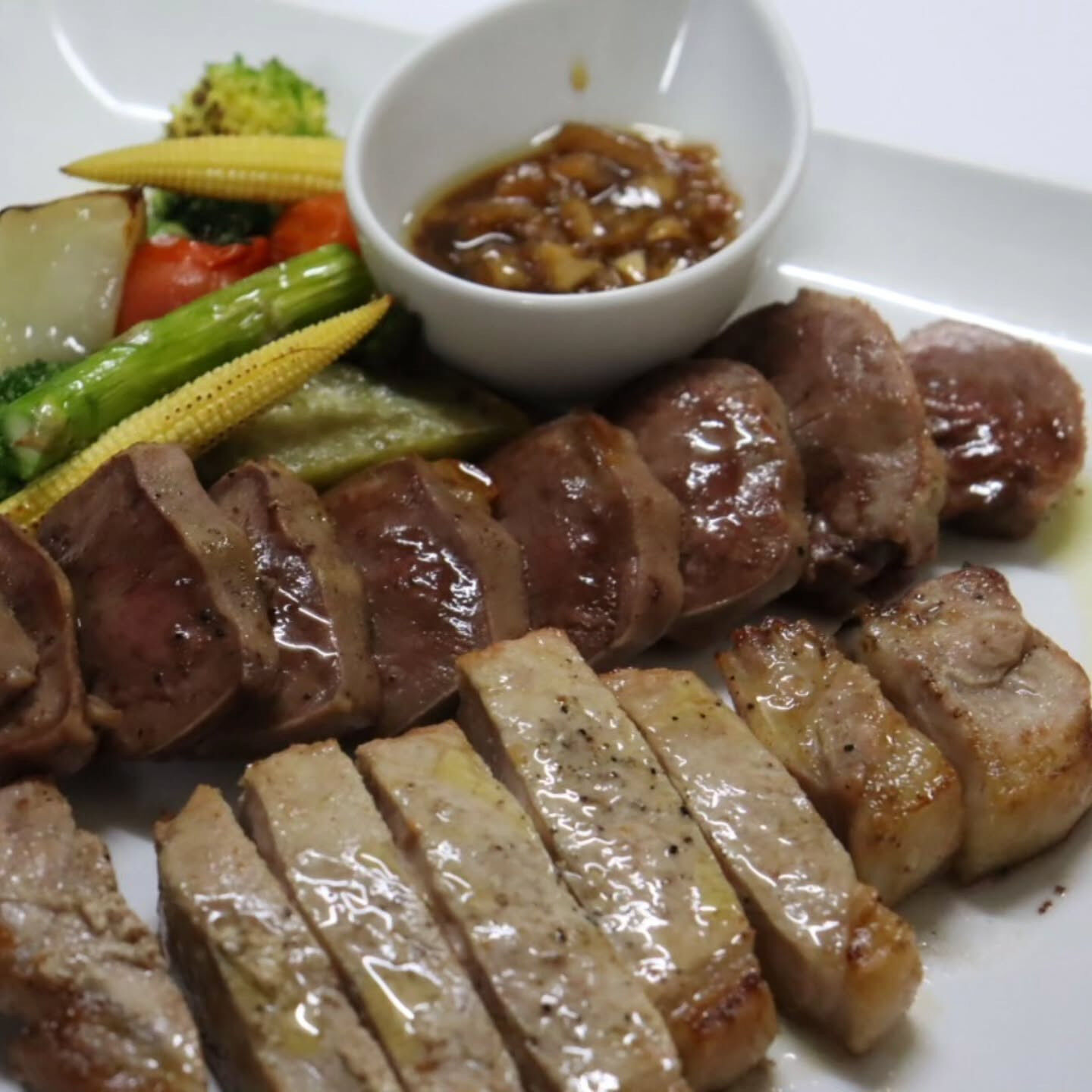 🍽️✨ 今日は特別なディナー！岩見豚のポークロースとポークタ