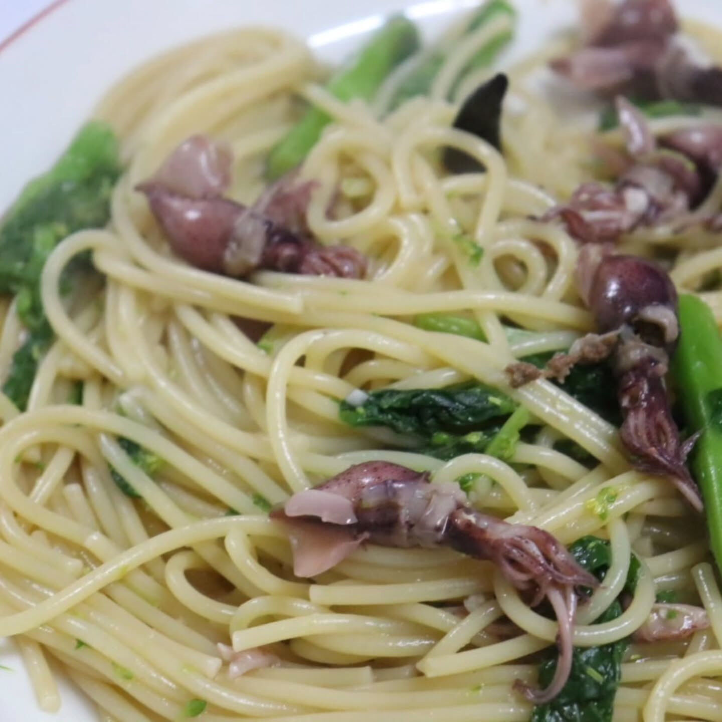 春の訪れを感じさせる一皿、ホタルイカと菜花のオイルパスタが最