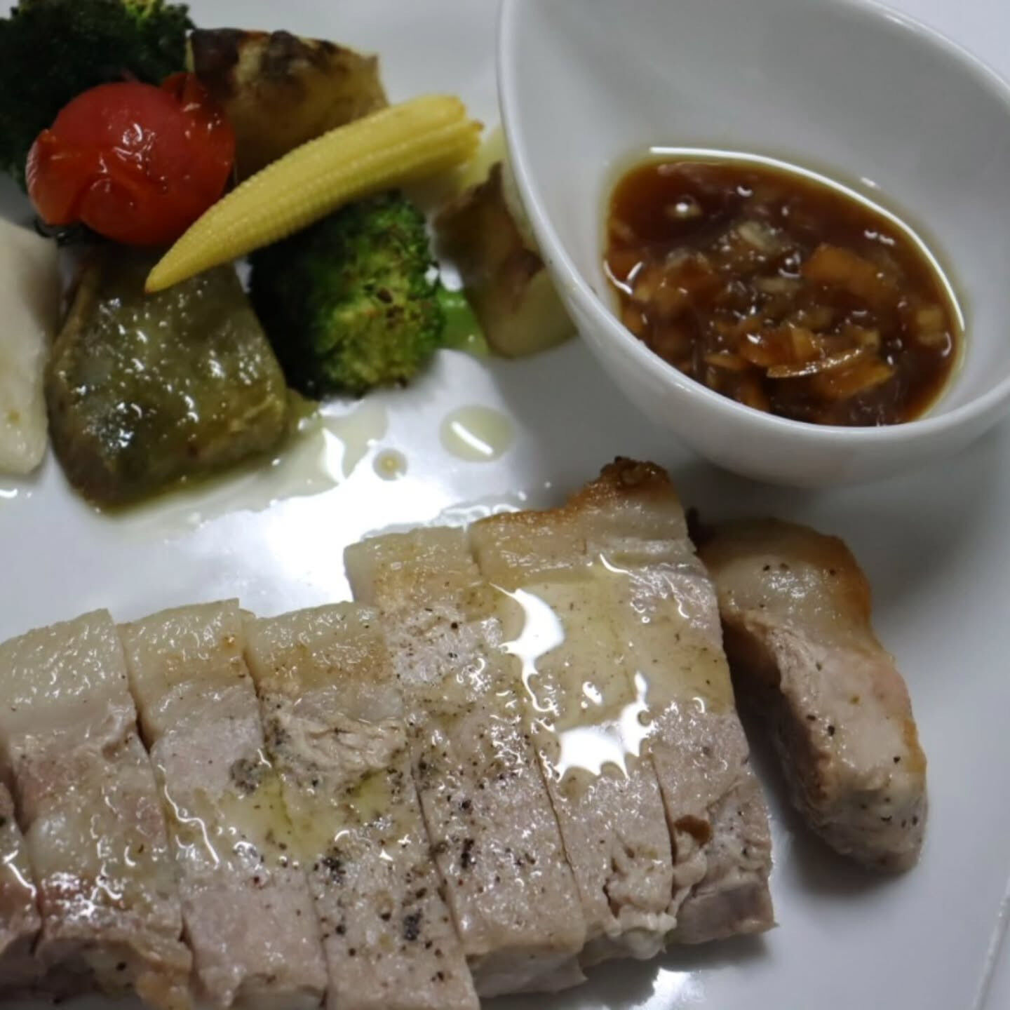 🍽️皆さん、今日は特別な豚肉、岩見ポークのロースについて語り
