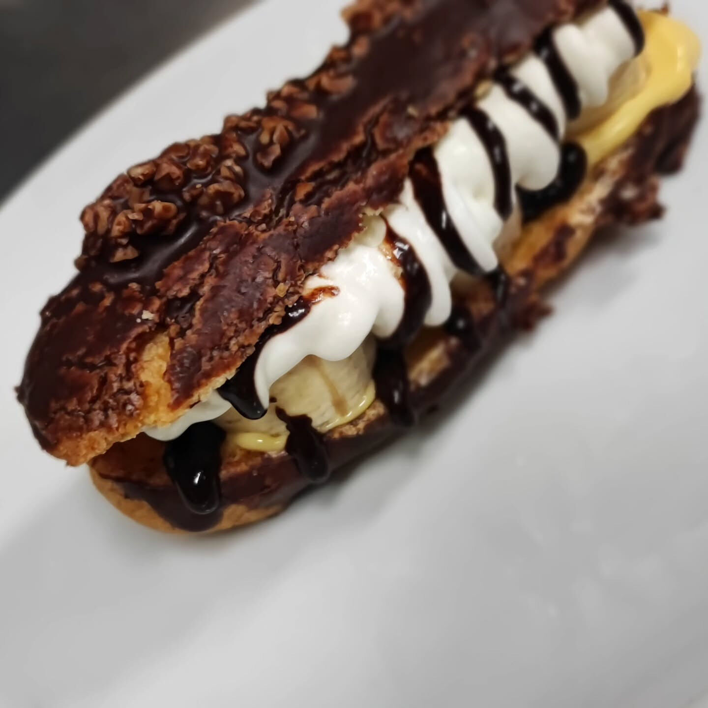 みんな集まれ！ネロ特製のバナナチョコエクレアがやってきたよ🍌