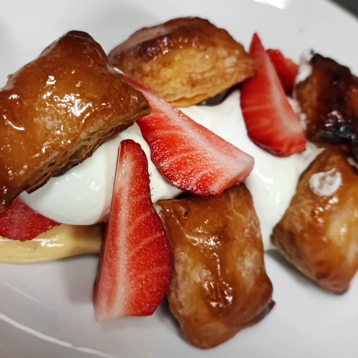 🍓✨ お茶と一緒に楽しむ完璧なおやつ、イチゴのミルフィーユっ