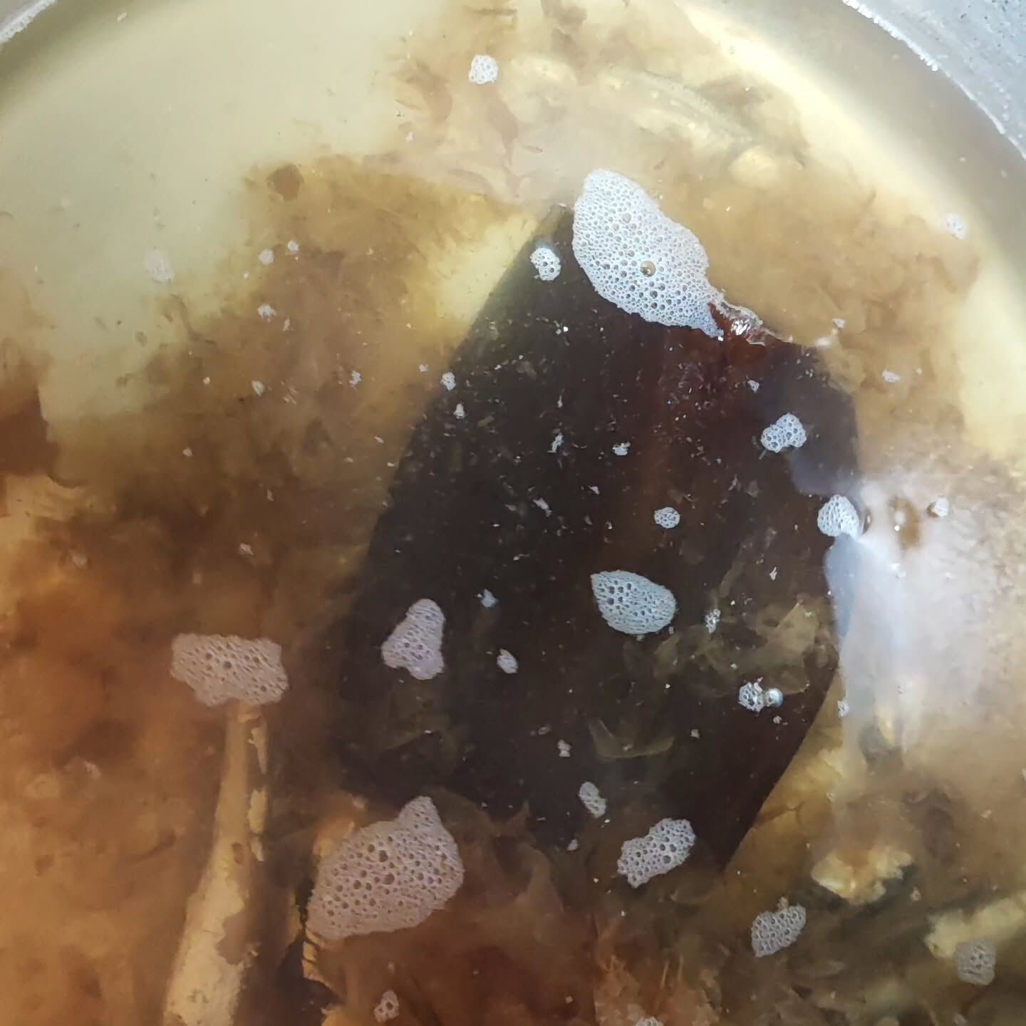和出汁を1から仕込んでいます！✨ 煮込む昆布、鰹節、そして風