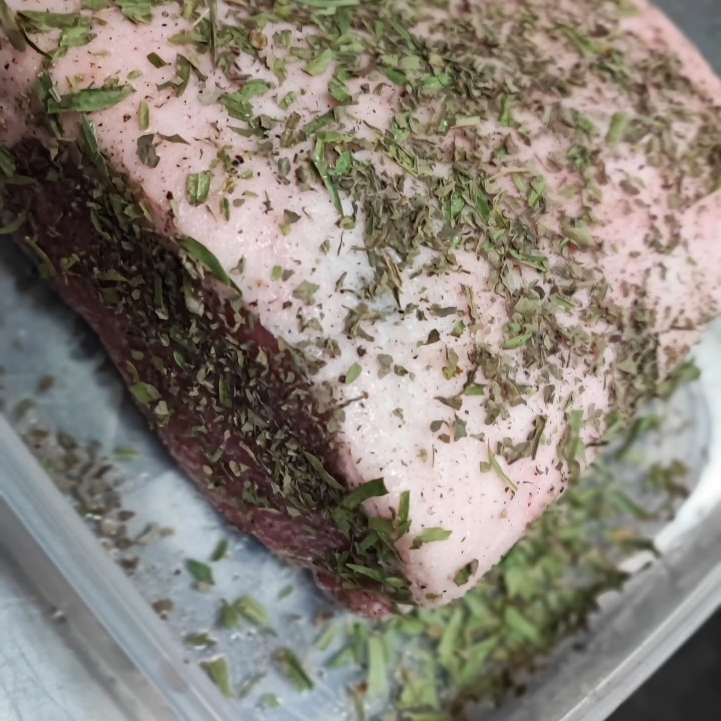 🍖🌿今日のディナーは、豚ロースのやわらかグリルに決まり！まず