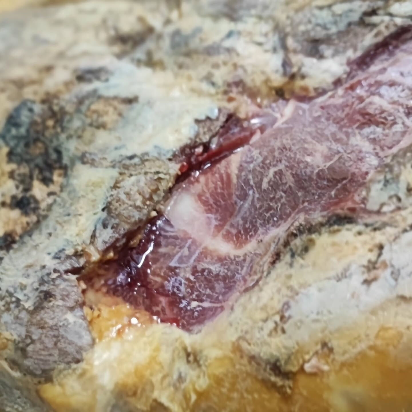 🚀 美味しさをお届けするために、私たちは毎日生ハムを丁寧にス